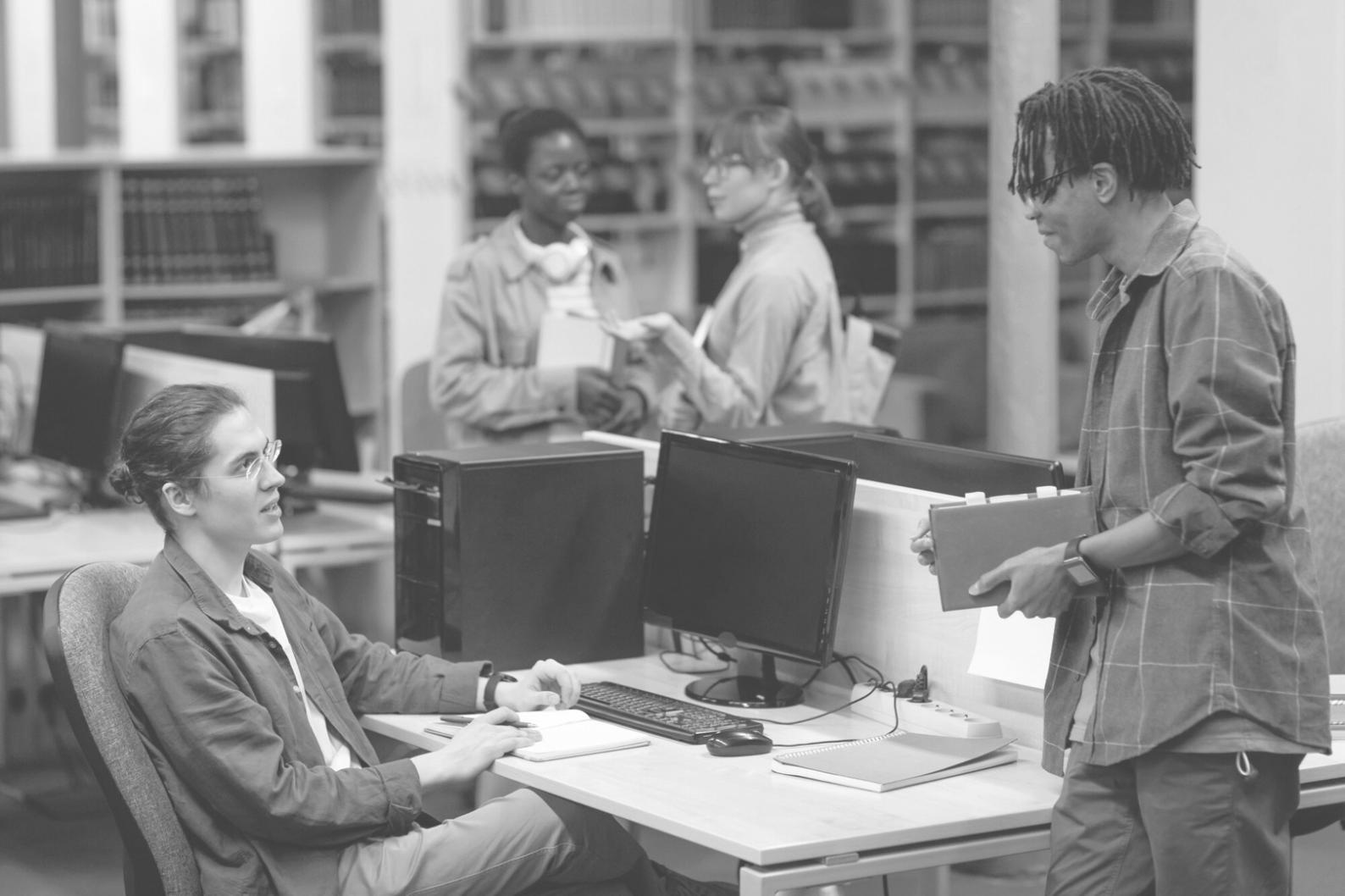 Équipe de consultants en plans d'affaires travaillant en collaboration
