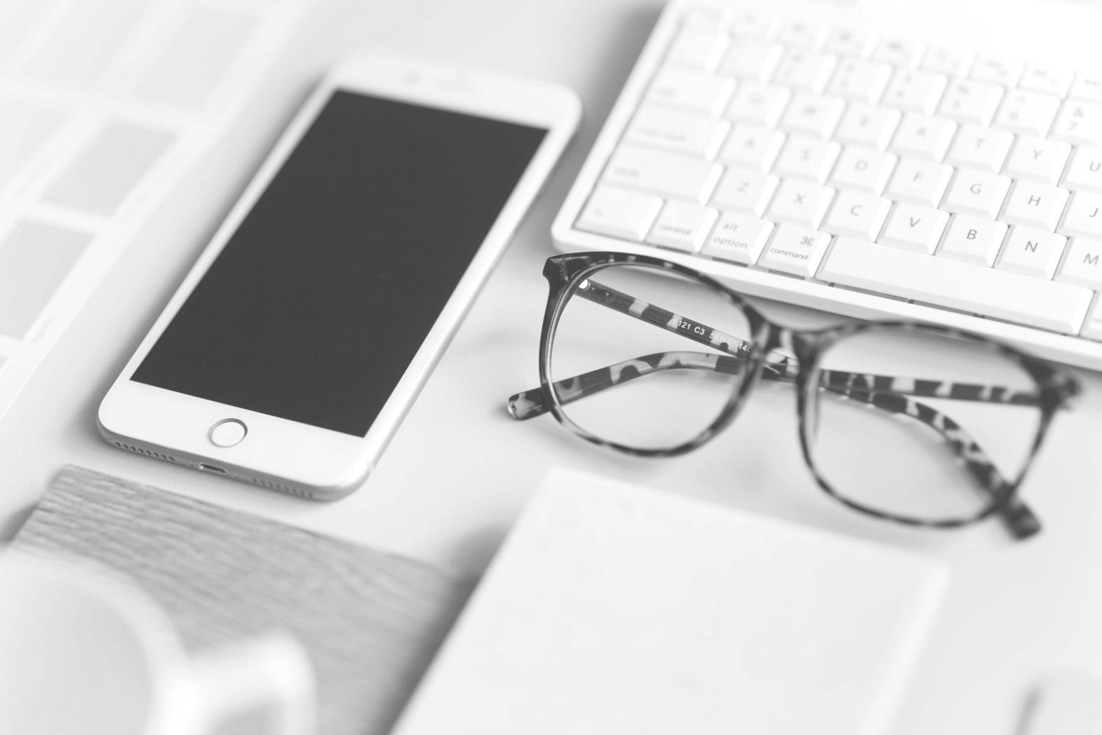Équipe de professionnels travaillant sur des analyses financières avec des graphiques et des données sur écran